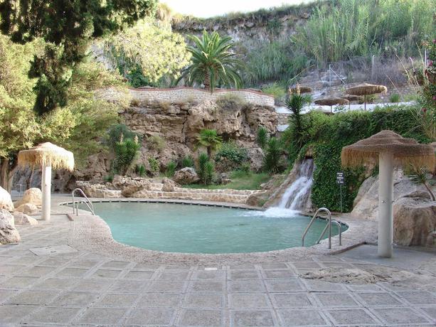 Imagen de la piscina del Hotel Balneario De Alicún De Las Torres. Foto 13