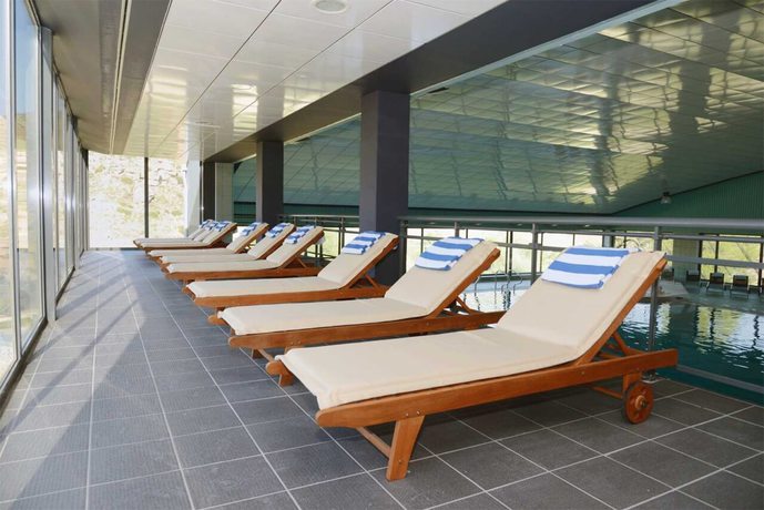 Imagen de la piscina del Hotel Balneario De Ariño. Foto 7