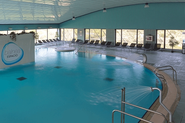 Imagen de la piscina del Hotel Balneario De Ariño. Foto 8