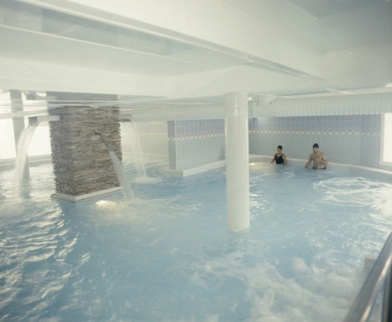 Imagen de la piscina del Hotel Balneario De Cestona. Foto 13