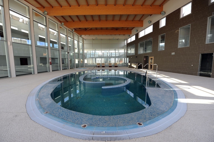 Imagen de la piscina del Hotel Balneario De Gravalos. Foto 16