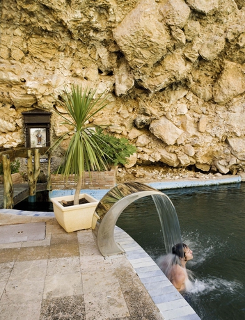 Imagen de la piscina del Hotel Balneario De La Virgen. Foto 14