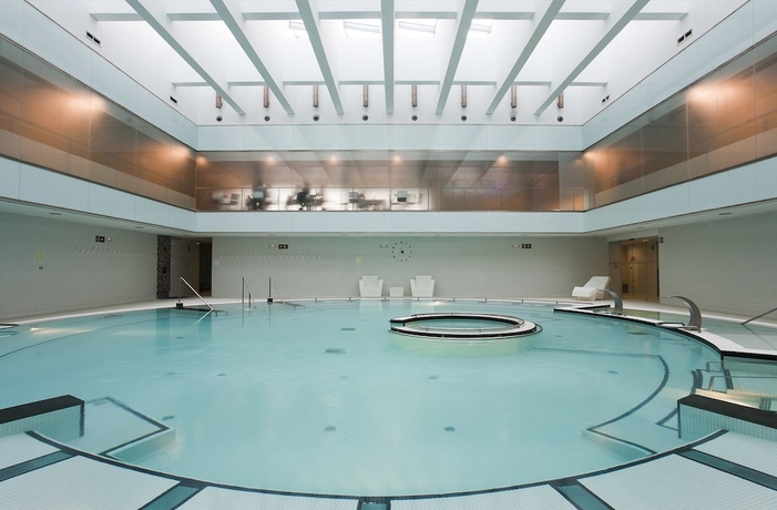 Imagen de la piscina del Hotel Balneario Elgorriaga. Foto 17