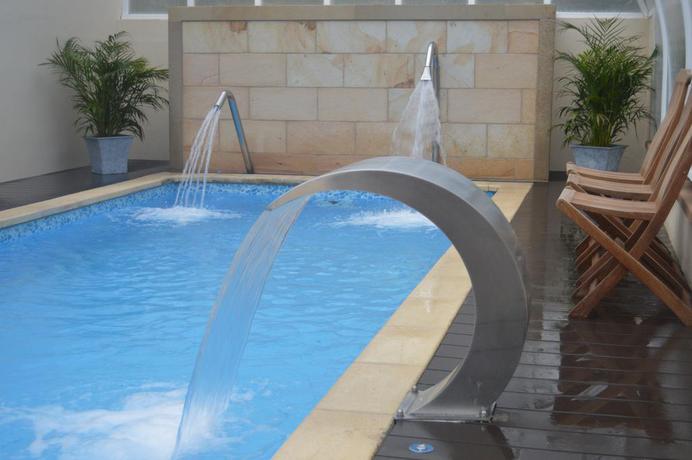 Imagen de la piscina del Hotel Balneario Parque de Alceda. Foto 12