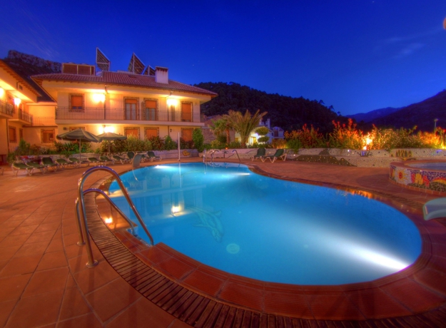 Imagen de la piscina del Hotel Balneario Parque de Cazorla. Foto 11