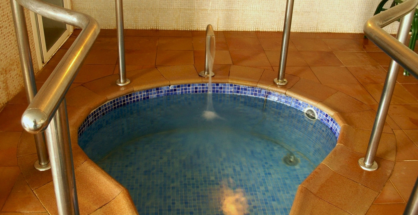 Imagen de la piscina del Hotel Balneario Rio Pambre. Foto 13