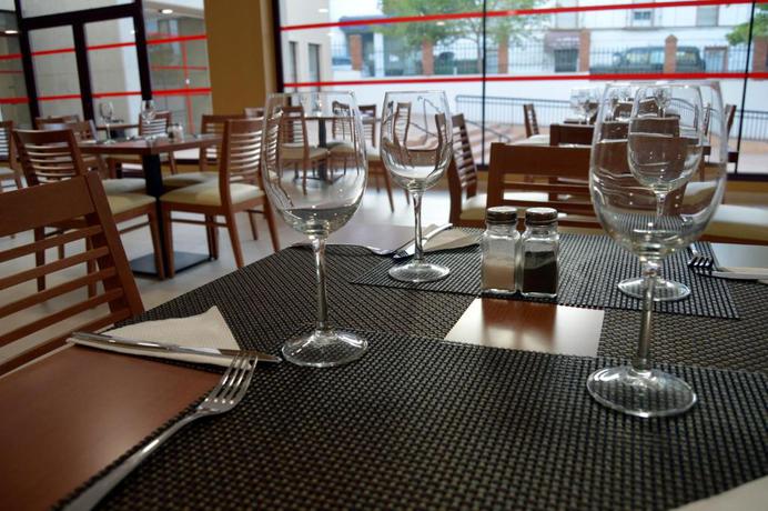 Imagen del bar/restaurante del Hotel Balneario de Graena. Foto 8