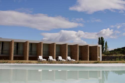 Imagen de la piscina del Hotel Balneario de la Albotea. Foto 8