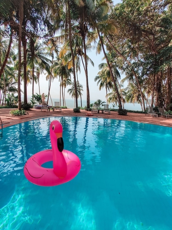 Imagen de la piscina del Hotel Bambolim Beach Resort. Foto 16