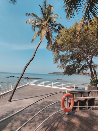 Imagen de la piscina del Hotel Bambolim Beach Resort. Foto 19