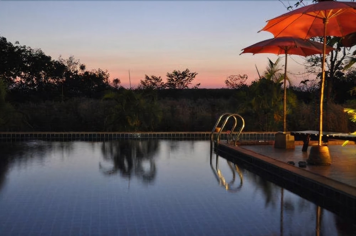 Imagen de la piscina del Hotel Bamboo Hideaway Resort. Foto 16