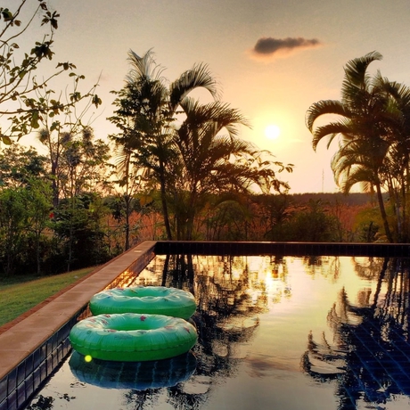 Imagen de la piscina del Hotel Bamboo Hideaway Resort. Foto 17