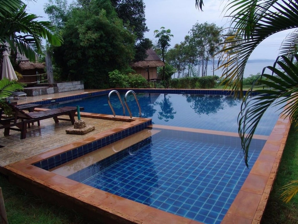 Imagen de la piscina del Hotel Bamboo Hideaway Resort. Foto 19