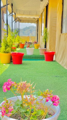 Imagen de la piscina del Hotel Bambooz Bel cottage and camps Kasauli. Foto 15