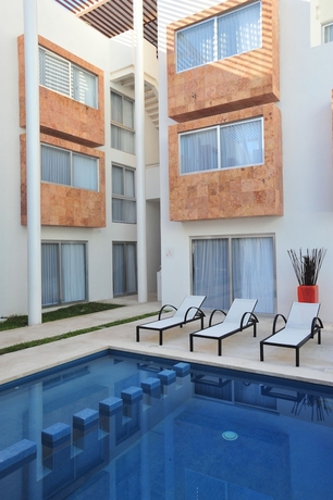 Imagen de la piscina del Hotel Bambu Suites - Near Quinta Avenida. Foto 19
