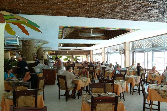 Imagen del bar/restaurante del Hotel Bamburi Beach - All Inclusive. Foto 6