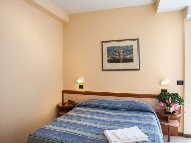 Imagen de la habitación del Hotel Bamby. Foto 9