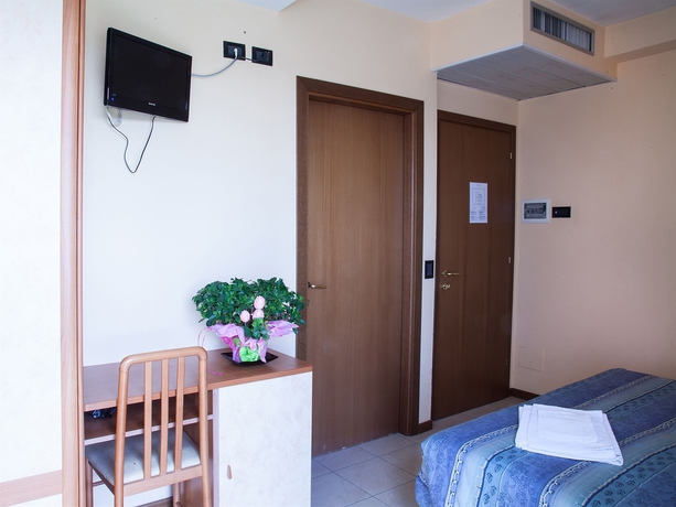 Imagen de la habitación del Hotel Bamby. Foto 10