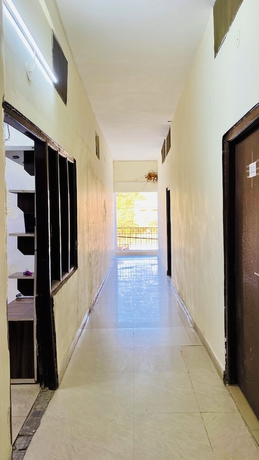 Imagen de los interiores del Hotel Bamleshwari. Foto 13