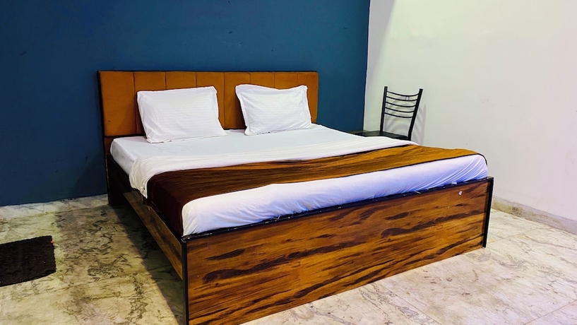 Imagen de la habitación del Hotel Bamleshwari. Foto 8