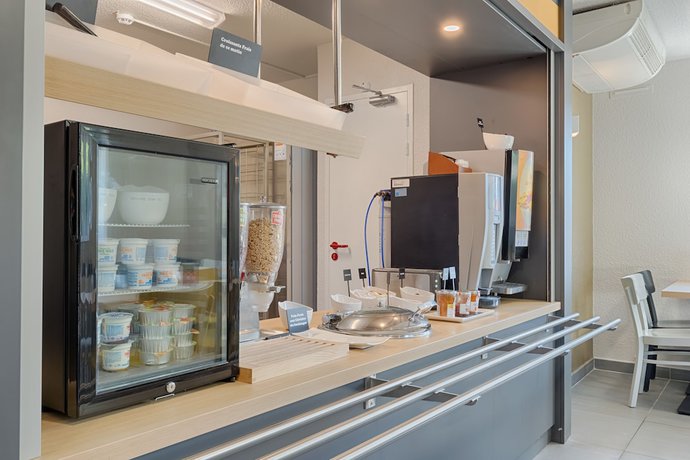 Imagen del bar/restaurante del Hotel B&B Aix-En-Provence Pont De L'Arc. Foto 7