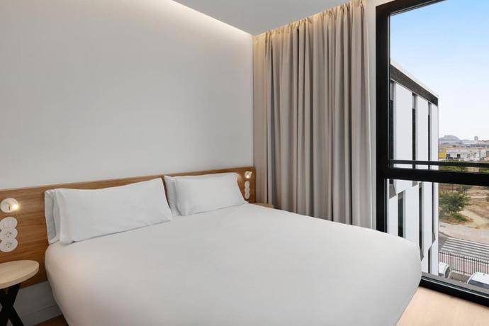 Imagen de la habitación del Hotel B&B Alicante Aeropuerto. Foto 11