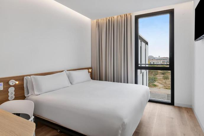 Imagen de la habitación del Hotel B&B Alicante Aeropuerto. Foto 14