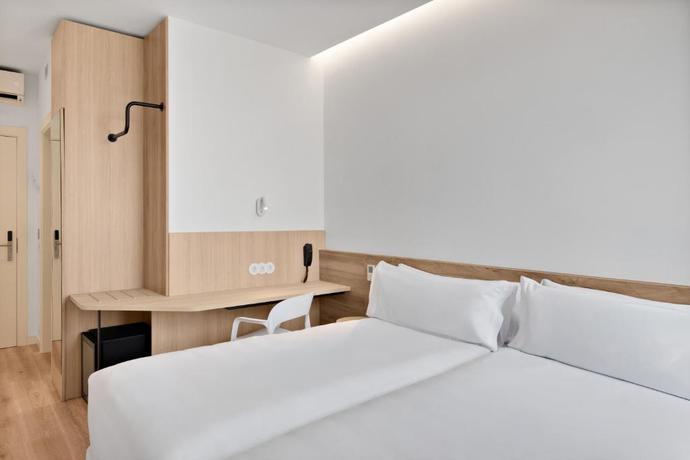 Imagen de la habitación del Hotel B&B Alicante Aeropuerto. Foto 15