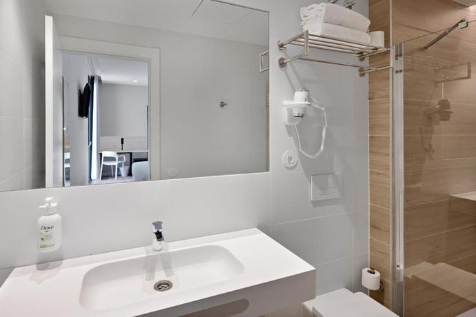 Imagen de la habitación del Hotel B&B Alicante Aeropuerto. Foto 18