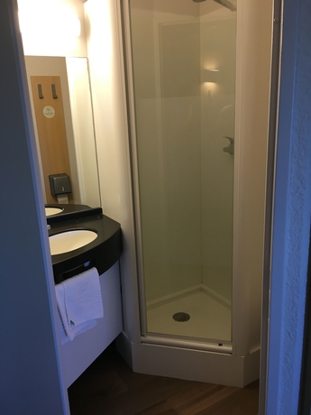 Imagen de la habitación del Hotel B&B Angoulême. Foto 12