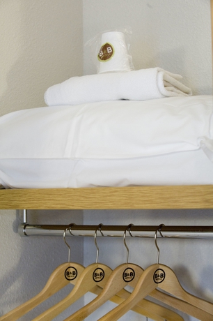 Imagen de la habitación del Hotel B&B Angoulême. Foto 14