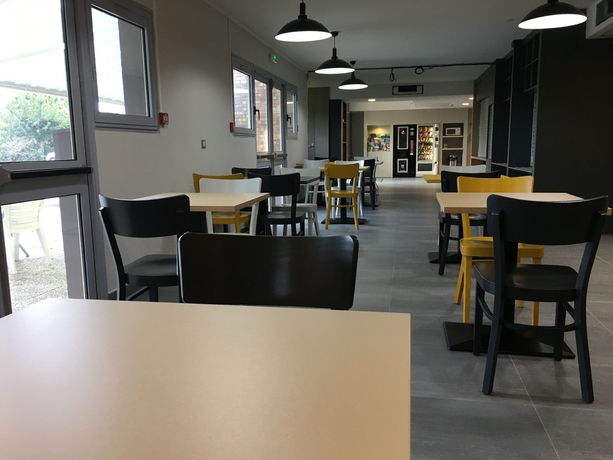 Imagen del bar/restaurante del Hotel B&B Angoulême. Foto 10