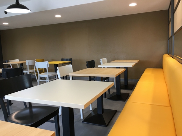 Imagen del bar/restaurante del Hotel B&B Angoulême. Foto 11