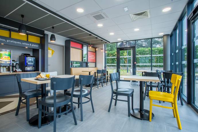 Imagen del bar/restaurante del Hotel B&B Annemasse St Cergues. Foto 4