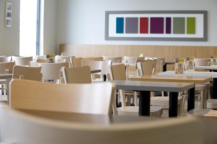 Imagen del bar/restaurante del Hotel B&B Aubagne Gémenos. Foto 2