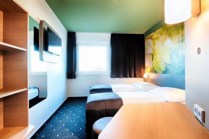 Imagen de la piscina del Hotel B&B Baden-Airpark. Foto 20