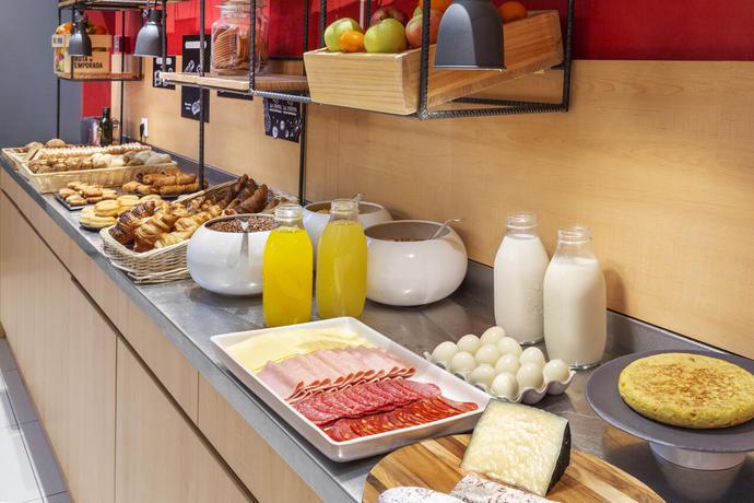 Imagen del bar/restaurante del Hotel B&B Barcelona Mataró. Foto 3