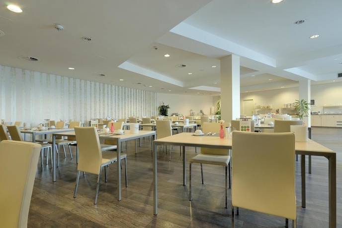 Imagen del bar/restaurante del Hotel B&B Berlin City-Ost. Foto 2