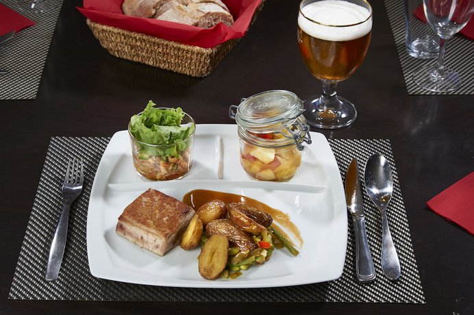 Imagen del bar/restaurante del Hotel B&B Bordeaux Le Haillan. Foto 2