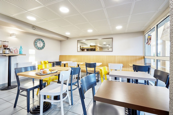 Imagen del bar/restaurante del Hotel B&B Caen Sud. Foto 7