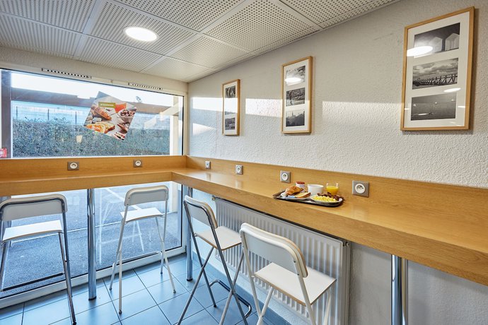 Imagen del bar/restaurante del Hotel B&B Caen Sud. Foto 8