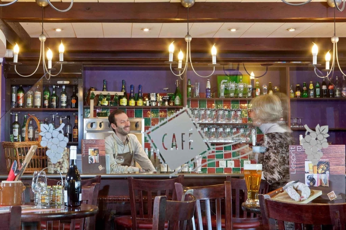 Imagen del bar/restaurante del Hotel B&B Calais Terminal Cité de L Europe 3 étoiles. Foto 6