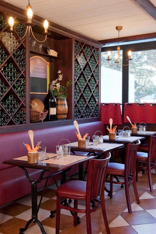 Imagen del bar/restaurante del Hotel B&B Calais Terminal Cité de L Europe 3 étoiles. Foto 7