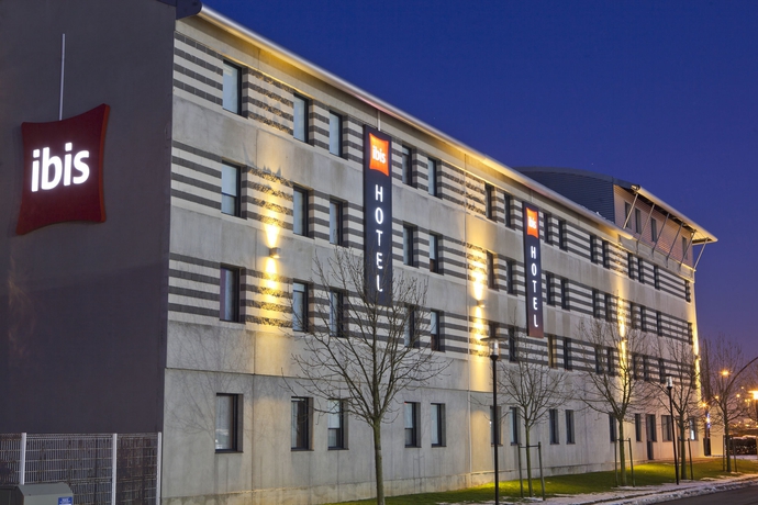 Imagen de los exteriores del Hotel B&B Calais Terminal Cité de L Europe 3 étoiles. Foto 16