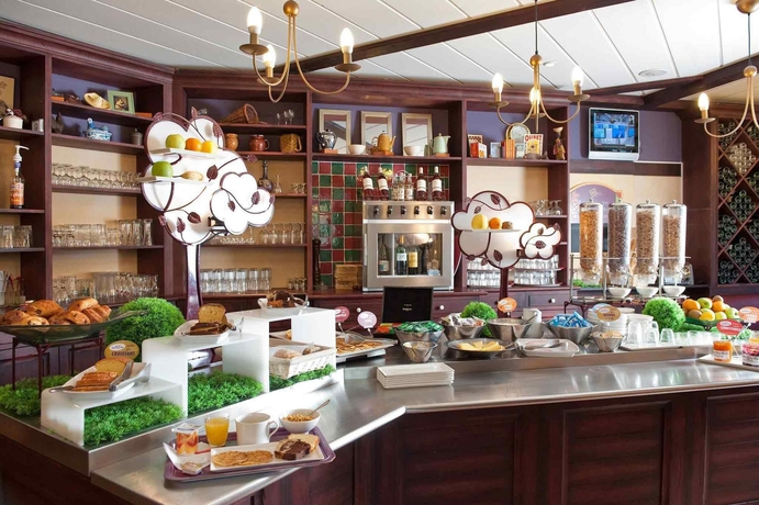 Imagen del bar/restaurante del Hotel B&B Calais Terminal Cité de L Europe 3 étoiles. Foto 9