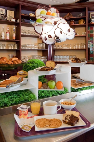 Imagen del bar/restaurante del Hotel B&B Calais Terminal Cité de L Europe 3 étoiles. Foto 11