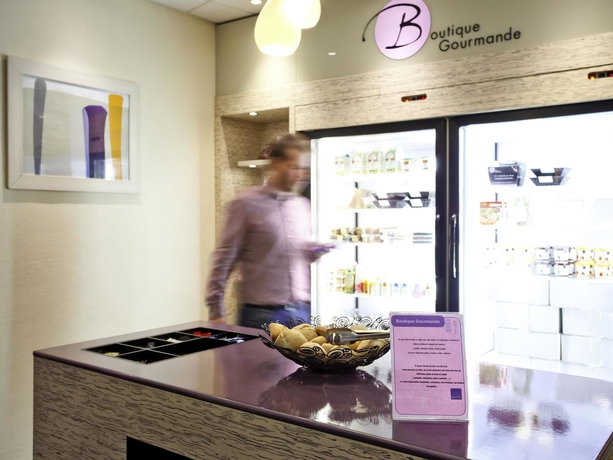 Imagen del bar/restaurante del Hotel B&B Calais Terminal Cit&eacute; de l'Europe 4 &eacute;toiles. Foto 3