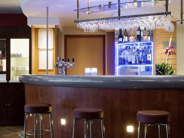 Imagen del bar/restaurante del Hotel B&B Calais Terminal Cit&eacute; de l'Europe 4 &eacute;toiles. Foto 4