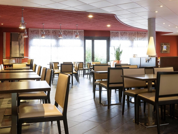 Imagen del bar/restaurante del Hotel B&B Calais Terminal Cit&eacute; de l'Europe 4 &eacute;toiles. Foto 6