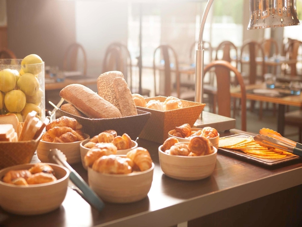 Imagen del bar/restaurante del Hotel B&B Cergy Port 4 étoiles. Foto 7